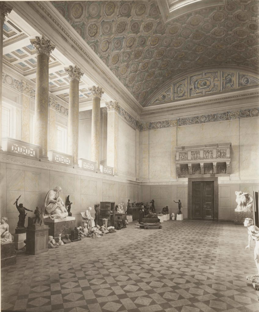 3. A Márvány Csarnok 1912-1913 körül. A terem végében Luca della Robbia firenzei énekes karzatának másolata