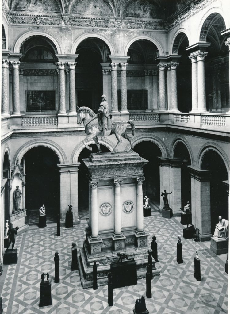 9. A Reneszánsz Csarnok Bartolomeo Colleoni lovas szobrával, 1951 körül