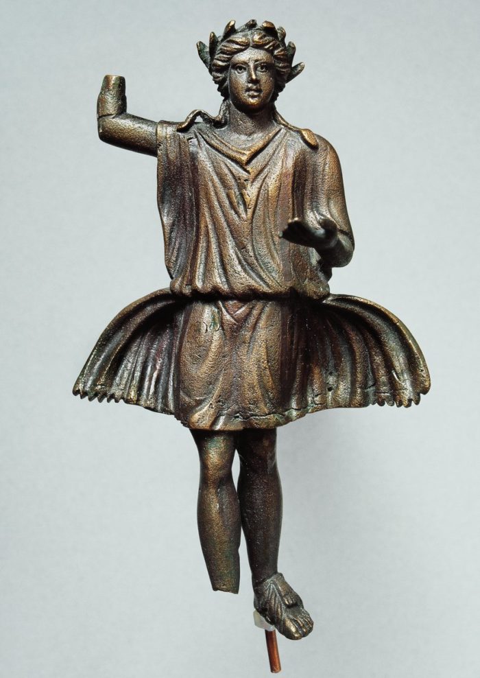 Táncoló Lar bronz szobra